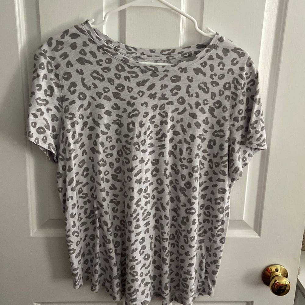 old navy every wear white & grey leopard print t-shirt